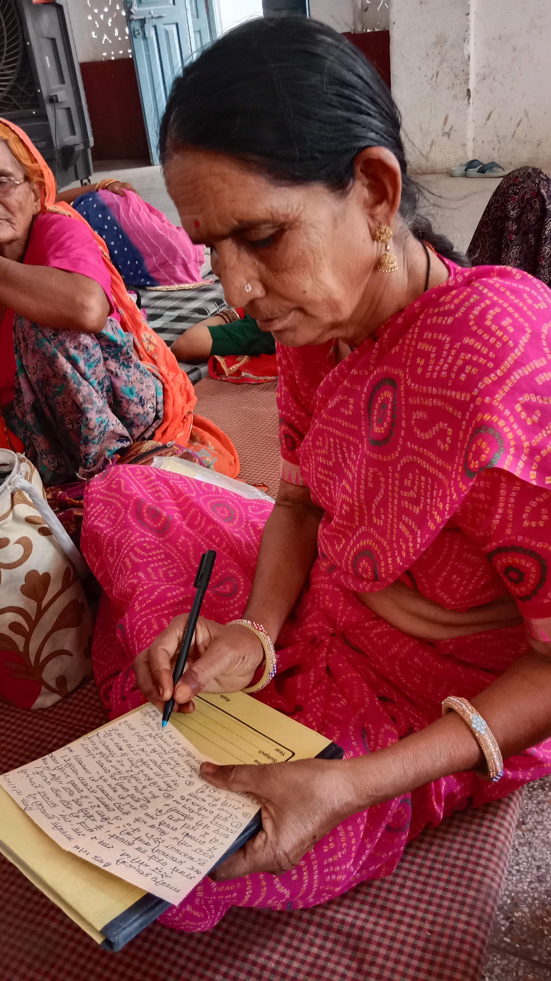 Post card Abhiyan ke taaht Apni samsya likhkar PM aur CM ko bhejte hue