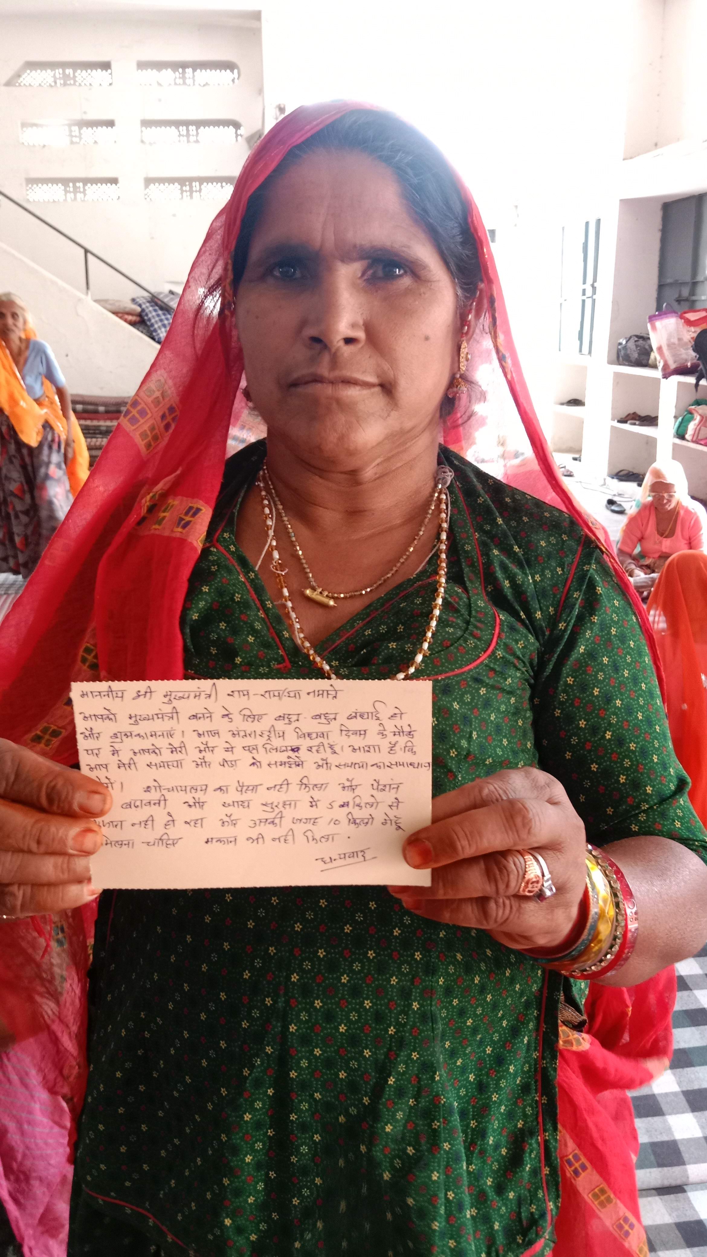 Post card Abhiyan ke taaht Apni samsya likhkar PM aur CM ko bhejte hue